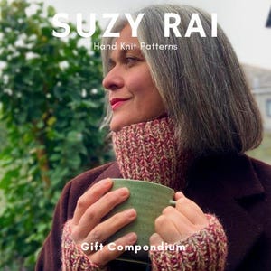 Pode incluir: Uma mulher usando um cachecol de malha e luvas sem dedos, segurando uma caneca verde. O texto "SUZY RAI Hand Knit Patterns" está no topo e "Gift Compendium" na parte inferior. O cachecol e as luvas são vermelhos e bege.