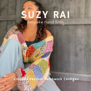 Op de afbeelding: Een vrouw draagt een kleurrijk, geknipt patchwork-vest met verschillende texturen en kleuren. Het vest is handgebreid en heeft een losse pasvorm. De tekst "SUZY RAI Bespoke Hand Knits" en "Cropped Festival Patchwork Cardigan" is zichtbaar in de afbeelding.