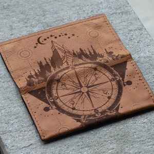 Pochette à tabac en cuir avec boussole de montagne | Sac à roulettes personnalisé marron | Accessoire fumeur gris