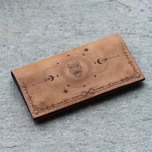 Pochette à tabac en cuir avec tête de loup polygonale | Mallette à roulettes brune