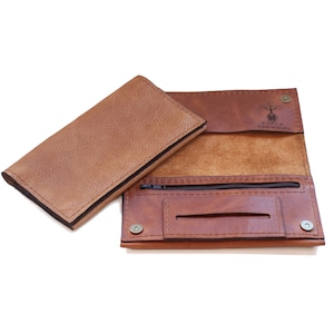 Pochette à tabac en cuir personnalisée | Sac à roulettes disponible en deux tons de brun | Étui à cigarettes avec poche zippée | Accessoire fumeur