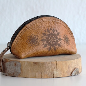Mandala braun Leder Münzbeutel Frau | Halbmond kleine Geldbörse | Lotus Zubehör | Heilige Geometrie Geldbörse mit Reißverschluss | Personalisiert | Boho