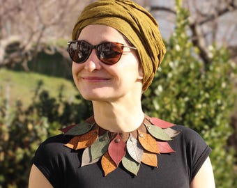Halsband med haklapp i läder - Lasergraverade löv Boho-smycken