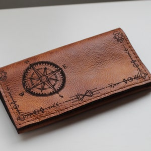 Pochette à tabac en cuir véritable avec boussole gravée | Sac à roulettes marron personnalisé | Cadeaux nautiques | Cadeau voile pour fumeurs