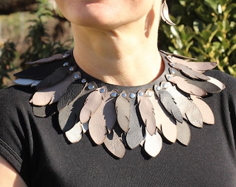 Halsband med fjäderhalsband i läder, Burning Man-halsband med tribal fågelmotiv