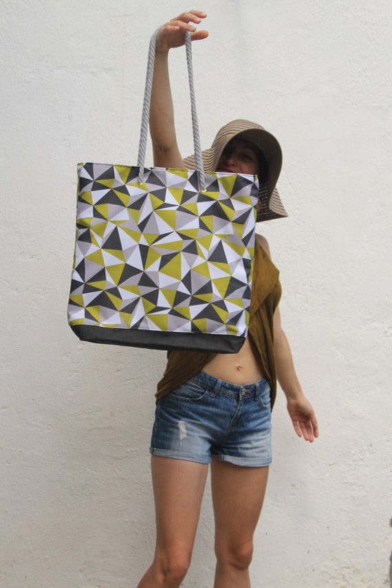 Bolsa de playa grande bolso impermeable para la mujer bolsa de cuero vegano accesorio de verano bolso grande de la mano patron de triangulos bolsa de impresion geometrica Etsy Mexico