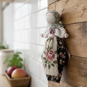 Handgemaakte keukenheksenpop hangend Baba Yaga-amulet
