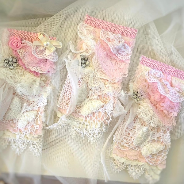 Lot de journaux indésirables en grappes shabby chic, étiquettes en dentelle vintage, rouleaux d'extraits