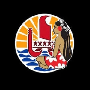 Könnte beinhalten: Das offizielle Siegel Französisch-Polynesiens zeigt eine sitzende Frau mit einer Blume im Haar, ein rotes Kanu und eine aufgehende Sonne über dem Meer.