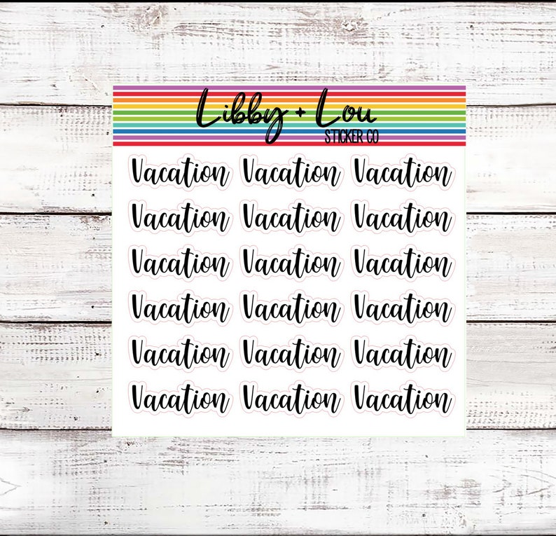 Op de afbeelding: Een vel stickers met de tekst "Vacation" die 18 keer wordt herhaald. De stickers zijn wit met zwarte tekst en zijn gerangschikt in een rasterpatroon. De tekst "Libby + Lou Sticker Co." staat bovenaan het vel.