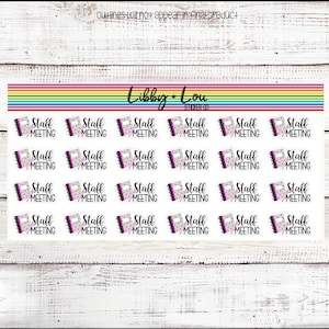 Peut inclure: Vingt-quatre autocollants de planificateur blancs avec un design gris et rose. Chaque autocollant indique "Réunion du personnel" en texte noir.