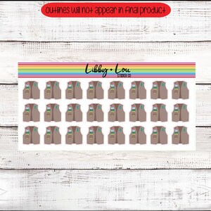 Puede incluir: Hoja de pegatinas con dise&ntilde;os de chalecos marrones de Girl Scout, cada uno con parches. Las pegatinas tienen una franja de arco&iacute;ris en la parte superior y el texto "Libby + Lou Sticker Co." Los contornos no aparecer&aacute;n en el producto final.