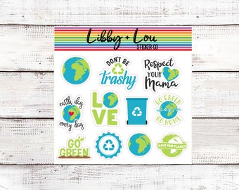 Pode incluir: Uma folha de adesivos com o tema Dia da Terra. Os adesivos são verdes e azuis com imagens da Terra, símbolos de reciclagem e texto que diz "Não seja lixo", "Respeite sua mãe", "Amor", "Seja verde", "Vá para casa", "Dia da Terra todos os dias", e "Salve nosso planeta".