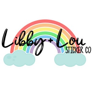 Op de afbeelding: Een regenboog sticker met de tekst "Libby + Lou Sticker Co." in zwarte cursieve letters.
