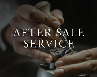 Puede incluir: Un anillo de metal con una hilera de piedras azules en una banda dorada, sostenido en un bloque de banco. El texto AFTER SALE SERVICE está centrado en blanco, con el texto RINGONLY y un pequeño icono de diamante en la parte inferior.