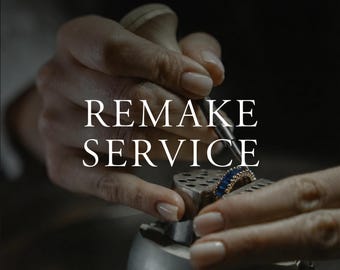 Puede incluir: Un anillo de metal con una hilera de piedras azules en un engaste de metal plateado, asegurado en un bloque de banco de metal. El texto REMAKE SERVICE está centrado sobre el anillo y el texto RINGONLY con un icono de diamante está debajo.