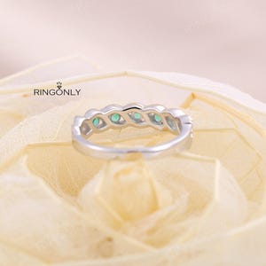 Vintage natuurlijke smaragdgroene trouwring, golvende verweven Halo Moissanite band, halve eeuwigheid band vrouwen afbeelding 15