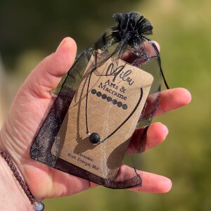 Lavastein Kette filigran verstellbare Meditationskette Yogakette Edelsteinschmuck handgemacht personalisierter Schmuck