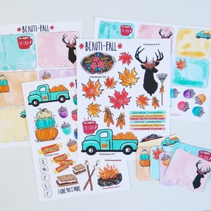 Könnte beinhalten: Ein Set mit Herbst-Stickern, die einen Lastwagen mit Kürbissen, ein Lagerfeuer, einen S'more, einen Hirsch und Blätter zeigen. Die Sticker sind auf weißem Papier mit den Worten "BEAUTI-FALL" und Bibelversen.