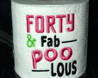 Papel higiénico bordado de Fab Poo Lous para su 40 cumpleaños, regalo de broma en caja transparente. ¡El regalo perfecto o la decoración ideal para fiestas!