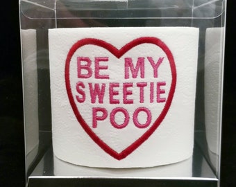 Papel higiénico bordado "Be My Sweetie Poo" en caja de regalo transparente. ¡Un regalo estupendo para el Día de San Valentín para tu Sweetie Poo!