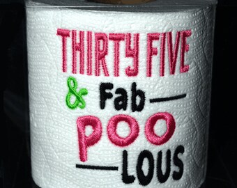 Papel higiénico bordado de Fab Poo Lous, regalo de broma para su 35 cumpleaños en caja de regalo transparente. ¡El regalo perfecto o la decoración ideal para fiestas!