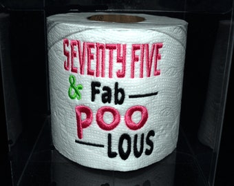 Papel higiénico bordado Fab Poo Lous para su 75 cumpleaños, regalo de broma en caja transparente. ¡El regalo perfecto o la decoración ideal para fiestas!
