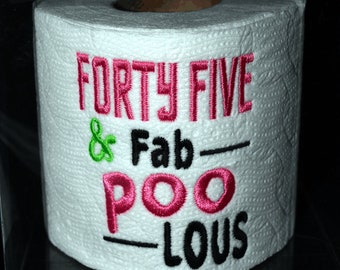 Papel higiénico bordado de Fab Poo Lous, regalo de broma para el 45 cumpleaños, en caja de regalo transparente. ¡El regalo perfecto o la decoración ideal para fiestas!