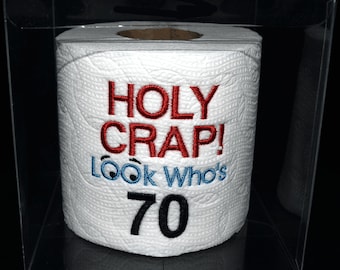 ¡Santo cielo! Papel higiénico bordado para 70 cumpleaños en caja de regalo transparente. ¡Perfecto como regalo de broma, decoración de mesa o centro de mesa para fiestas!