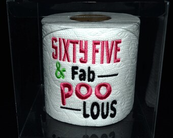 Papel higiénico bordado de Fab Poo Lous para su 65 cumpleaños, regalo de broma en caja transparente. ¡El regalo perfecto o la decoración ideal para fiestas!