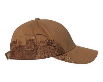 Cosecha - Sombrero de montar con diseño bordado de una escena de la cosecha. ¡Ideal para un cumpleaños o el Día del Padre! ¡Personalízalo!