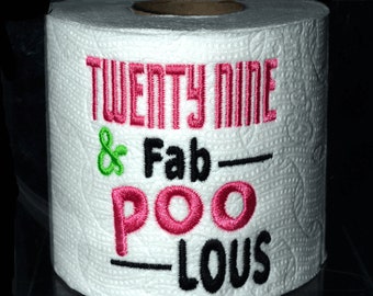 Papel higiénico bordado de Fab Poo Lous, regalo de broma para su 29 cumpleaños en caja de regalo transparente. ¡El regalo perfecto o la decoración ideal para fiestas!