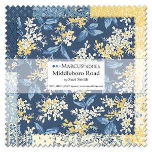 Può includere: Un insieme di quadrati di tessuto con un motivo floreale nei toni blu navy, bianco e giallo. Il tessuto presenta un disegno di fiori e foglie. Il testo "Marcus Fabrics Middleboro Road by Suzi Smith" è stampato su un'etichetta bianca.