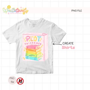Op de afbeelding: Wit T-shirt met een kleurrijke afbeelding van een stapel boeken in een roze doos, met de woorden "PLOT THICKENER" in roze en blauw. Het ontwerp bevat gele steraccenten en de tekst "CREATE Shirts".