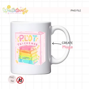 Op de afbeelding: Witte keramische mok met een grillig ontwerp met een stapel kleurrijke boeken met het label "PLOT THICKENER". Het ontwerp bevat de tekst "Write Lovely" en "CREATE Mugs."