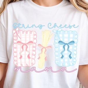 Könnte beinhalten: Weißes T-Shirt mit einer bunten Grafik. Das Design zeigt die Worte "String Cheese Mama" in Schriftform, mit Illustrationen von Fädenkäse und Schleifen in Rosa, Gelb und Blau. Das Shirt hat einen Rundhalsausschnitt.