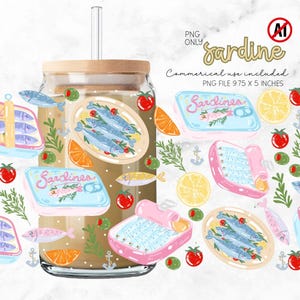 Könnte beinhalten: Ein Glasbecher mit Holzdeckel und Strohhalm, verziert mit Illustrationen von Sardinen, Zitronen, Oliven und Tomaten. Das Wort "Sardine" ist in einer dekorativen Schrift geschrieben. Das Bild enthält den Text "PNG ONLY" und "Commercial use included. PNG-Datei 24.77 x 12.7 cm."