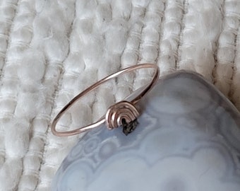 Bague arc-en-ciel en or rose massif 14 carats, cadeau de fête des mères pour elle, bague empilable minimaliste mignonne, cadeau maman fait main, bague simple délicate