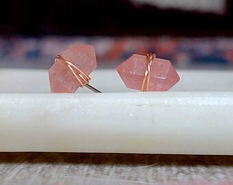 Clous d'oreilles en quartz rose rose, cadeau de fête des mères pour elle, jolies boucles d'oreilles tendance, clous en forme d'herkimer, bijoux en cristal de source éthique
