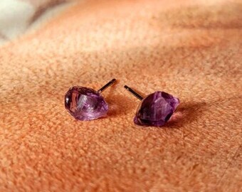 Boucles d'oreilles améthyste violette, bijoux avec pierre de naissance de février, cadeaux de fête des mères pour elle, jolies boucles d'oreilles, clous en pierre brute, cristaux naturels non taillés