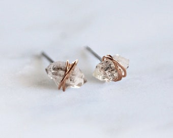 Puces d'oreilles diamant Herkimer, cadeaux de fête des mères pour elle, cadeaux pour les diplômés, jolies boucles d'oreilles, cristaux de quartz non taillés, bijoux minimalistes