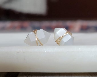 Puces d'oreilles en pierre de lune blanche, pierre de naissance de juin, cadeaux de remise des diplômes pour elle, jolies boucles d'oreilles tendance, forme herkimer, produit éthique, cadeau pour maman