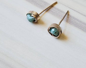 Clous d'oreilles en pierre brute vert émeraude, bijoux avec pierre de naissance en mai, jolies boucles d'oreilles, cadeaux de remise des diplômes pour elle, cadeaux uniques artisanaux pour la fête des mères