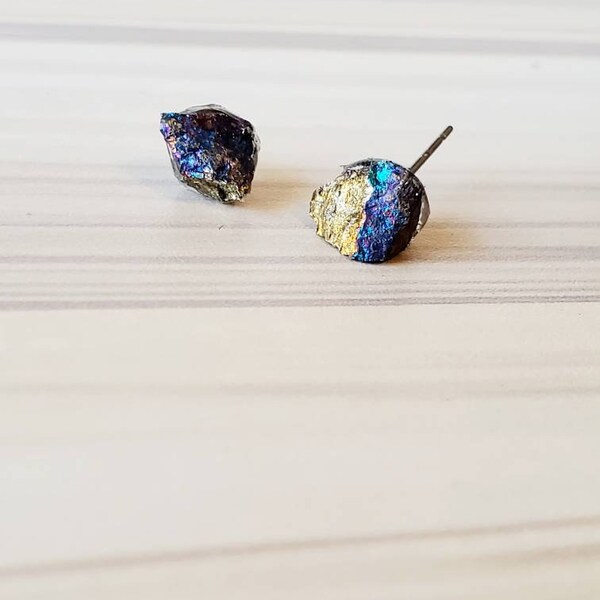 Studs de mineral de pavo real crudo, pendientes lindos, regalos del día de la madre para ella, joyas de piedra en bruto, piedras preciosas azules de origen ético