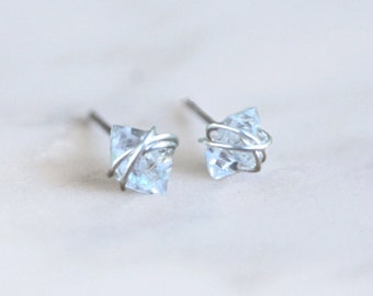 Clous d'oreilles en diamant Herkimer emballés dans un fil, cadeaux pour maman, boucles d'oreilles simples en cristal de quartz avec pierre de naissance d'avril, bijoux de demoiselle d'honneur, origine éthique