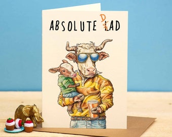 Op de afbeelding: Een kaart met een cartoonillustratie van een koe met een zonnebril en een geel-bruin gestreept shirt die een kleinere koe vasthoudt. De tekst op de kaart luidt "Absolute Lad".