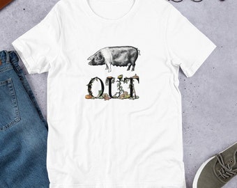 Könnte beinhalten: Weißes T-Shirt mit einer Illustration eines schwarz-weißen Schweins und dem Wort "OUT", das mit stilisierten Buchstaben umgeben von Laub geschrieben ist.