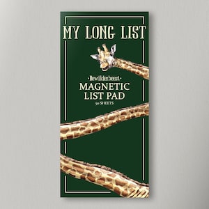 Può includere: Un blocco note magnetico verde con un'illustrazione di giraffa. Il testo "MY LONG LIST" è in alto, con "Bewilderbeest" e "MAGNETIC LIST PAD" sotto. Il blocco ha 50 fogli.
