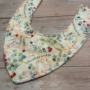 Baby bib- dribble bib- drool bib- bandana bib// baby girl bib// baby shower gift // floral // new baby gift // pretty bib // bibdana