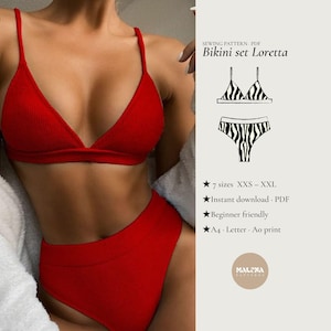 Puede incluir: Un conjunto de bikini rojo de punto acanalado. La parte superior es de estilo triangular con tirantes finos. La parte inferior de cintura alta completa el conjunto. La imagen también muestra un conjunto de bikini con estampado de cebra en blanco y negro y el texto "Bikini set Loretta".